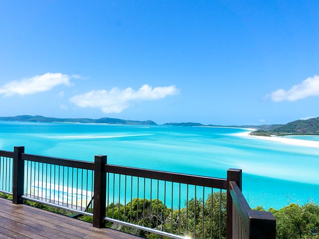 ハミルトン島から訪れるホワイトヘブンビーチの青い海と白砂の景色