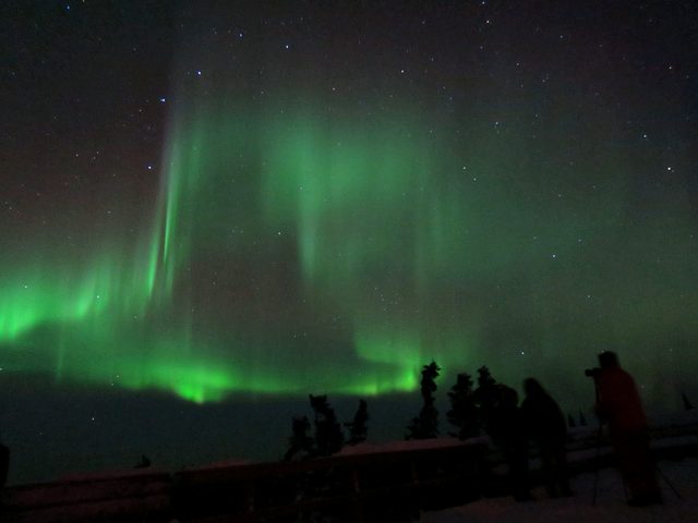 イエローナイフで冬に観賞できるオーロラと星空