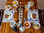 ロッジでは美味しい朝食と3コースの夕食付き