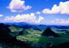 山に囲まれた村の景色を見ながらいつもと違う時間の流れを感じます！