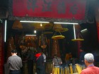 中国式の寺院でお参りを