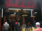 中国式の寺院でお参りを