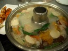 専用の鍋で煮込まれたおいしそうなタイ風の鍋料理