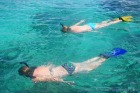 透明度抜群のボルネオ島近郊の海でシュノーケル