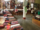 サンコン村では色鮮やかな織物も安く購入可能