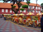 マレーシ名物・人力三輪車が並ぶオランダ広場