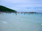 パタヤー沖の島の遠浅ビーチで海水浴
