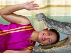 タイ美人がほほえむスリル満点のワニショー
