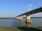 「日本の援助で造られた」キズナ橋
