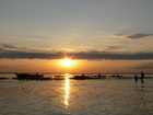 カンボジア最大の湖に沈む美しい夕日
