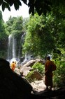 滝を目指してカンボジアの森の中を散策