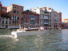ボートの上から歴史的街ベネチアを堪能