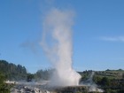 豪快に吹き上げるテプイアの間欠泉