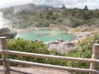 テプイアの間欠泉隣の鮮やかなブルーの池