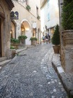 石畳のフランスの小さな村をそぞろ歩き