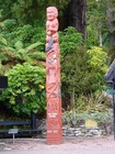 マオリの彫刻がトーテムポールに
