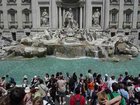 ローマの街中に突如現れるトレヴィの泉