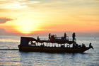 トンレサップ湖の美しい夕日を遊覧ボートから