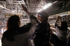 ひいき選手のユニフォームを着た熱狂的ファンも多い