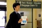 当社空港係員がお客様のお名前を書いたボードを持ってお出迎えします。国際線は到着ロビー、国内線はバゲージクレイム付近でお待ちしています。