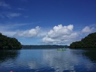 ポストカードのようなパラオの島々と海をカヌーで進む