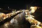 タイの夜の活気溢れる素敵な光景