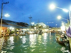 川面に映る光を眺めるのも夜の水上市場の醍醐味