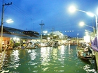 川面に映る光を眺めるのも夜の水上市場の醍醐味