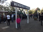 Menzies Creek駅で下車します