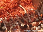 トマトに群がる街の人々の熱狂ぶりはトマト祭りならでは。