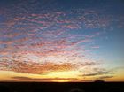 エアーズロックのシルエットが夕暮れの空に浮かび上がる