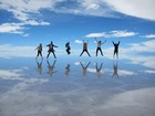 ウユニ塩湖でのジャンプ写真。高山病に気を付けて。