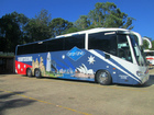 シドニー周辺のアイコンを散りばめた楽しげなバス
