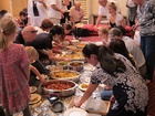 アラブの伝統料理を食べながら現地の人との交流を