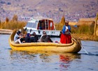 人工の浮島ウロス島などで現地の人々の生活を間近に感じる