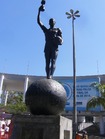 サッカースタジアムに建つ銅像