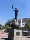 サッカースタジアムに建つ銅像