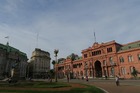 5月広場に位置するピンク色の大統領府、カーサロサーダ。