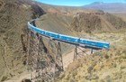 高度のある鉄橋の上を走る雲の列車はサルタ必須の観光地です。