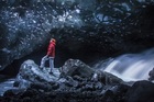 冬の時期しか体験できない氷の洞窟探検