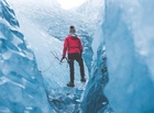 冬の時期しか体験できない氷の洞窟探検