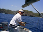 バリ島の青い海の上でのんびり釣りを満喫。