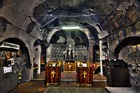 聖ペトカ地下教会の神秘的な空間。
