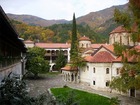 オレンジ屋根が特徴的なバチコヴォ修道院外観。