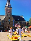 アルクマールのチーズ市。世界中からの観光客で賑わいます！