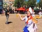 チーズ市を盛り上げる、オランダ民族衣装の女性