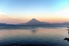 アティトラン湖に沈む美しい夕日の光景
