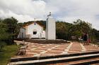 フラーデス島の地元の教会を散策