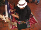 織物博物館では、伝統のカラフルで繊細な織物が見学できます。