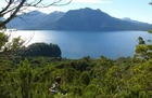 ナウエル・ウアピ湖の絶景をお楽しみください。